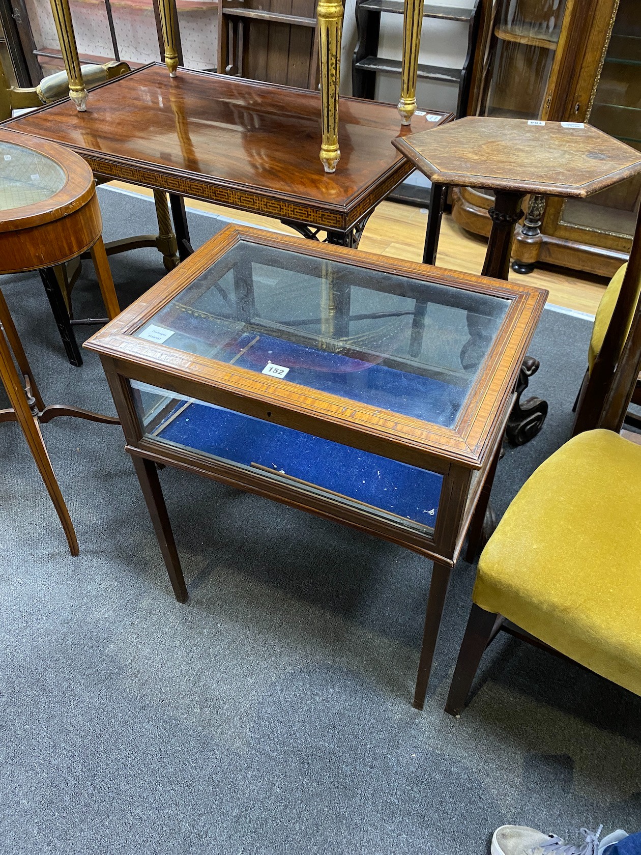 An Edwardian satinwood banded mahogany bijouterie table, width 56cm, depth 40cm, height 66cm